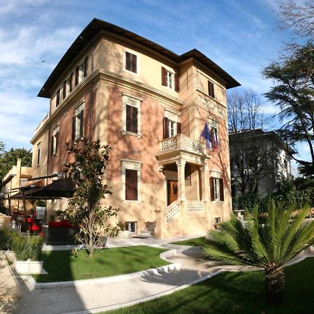 Unahotels Villa Dei Platani Foligno Eksteriør billede