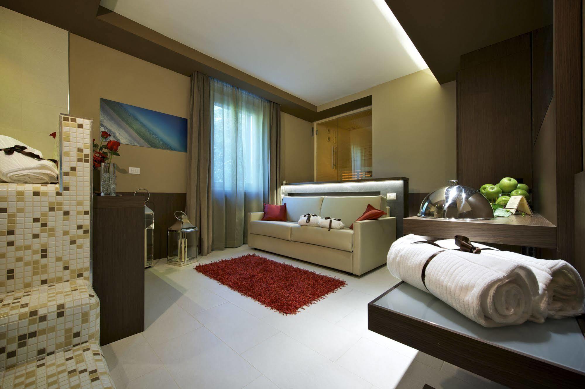 Unahotels Villa Dei Platani Foligno Eksteriør billede